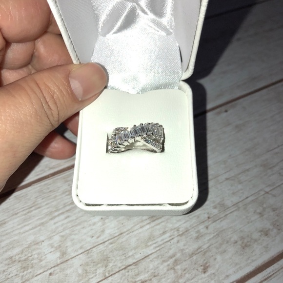 VICTORIA TOWNSEND Cubic Zirconia Crossover Infinity Ring Sz 5 - Picture 5 of 9